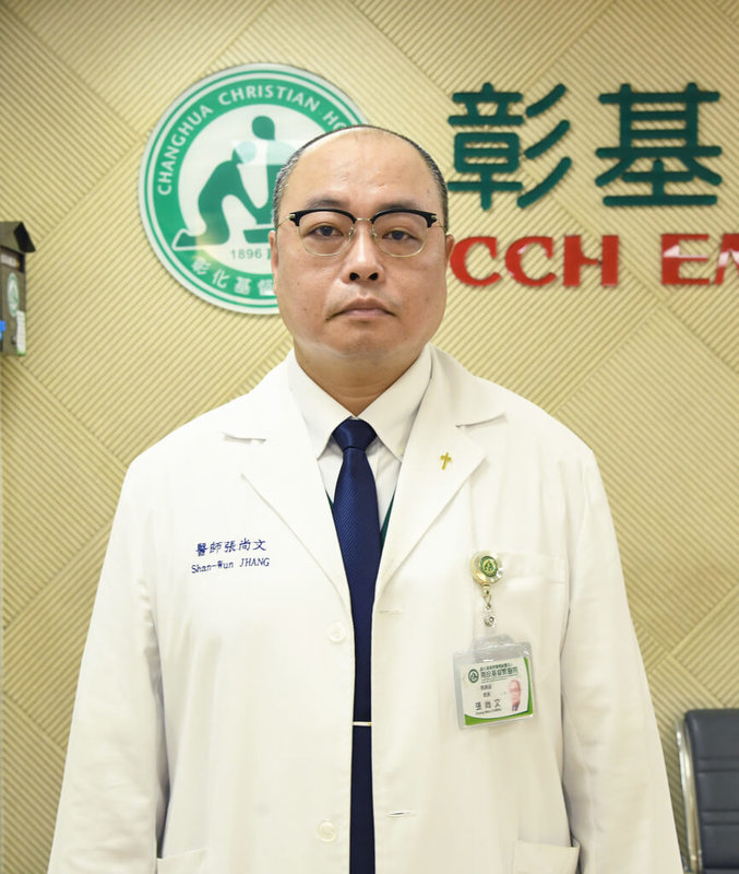 康橋國際學校舉辦單車環台成年禮活動,22日車隊行經彰化縣埤頭鄉遭1輛逆向自小客車衝撞,造成7名學生受傷,其中15歲男學生重傷昏迷指數3。彰化基督教醫院發言人張尚文(圖)23日表示,經初步手術搶救,男學生昏迷指數進步到8分,持續救治中。(彰基提供)中央社記者鄭維真傳真 114年4月23日