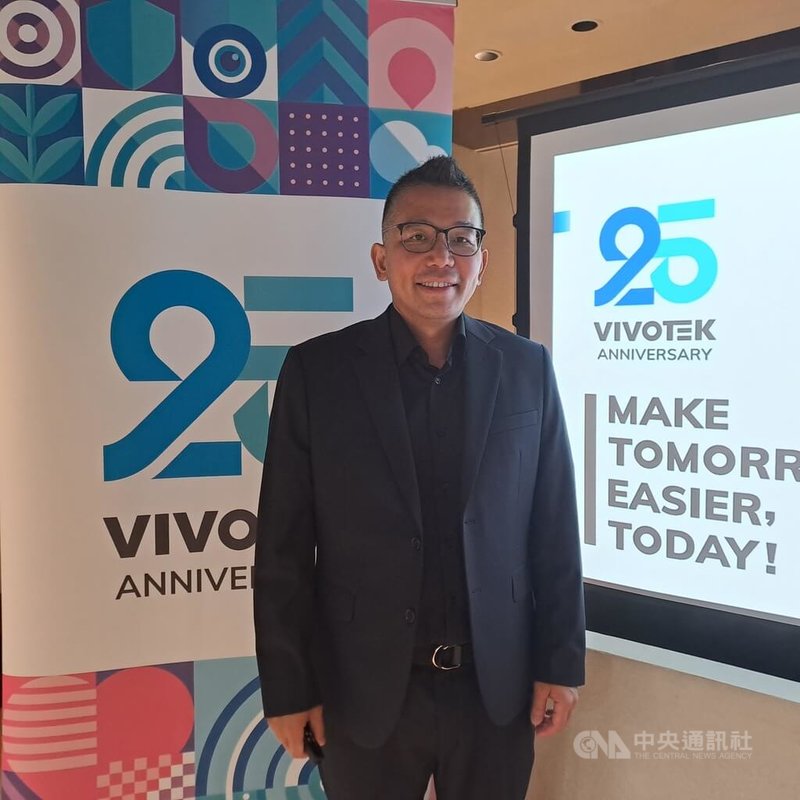 智慧安防品牌晶睿通訊發言人暨全球行銷處處長謝邦彥24日表示,客戶多在美國,今年內將在美國矽谷成立全球設計中心,強化供應鏈,並優化使用者體驗。中央社記者潘智義攝 114年4月24日