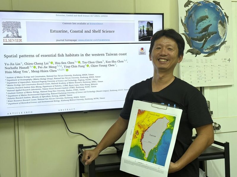 國立中山大學海洋生態與保育研究所助理教授林裕䕒(圖)研究發現,高經濟價值魚種石首魚(俗稱黃魚)因全球暖化有枯竭風險,呼籲列為優先保育與管理的目標物種。(中山大學提供)中央社記者林巧璉傳真 114年4月24日