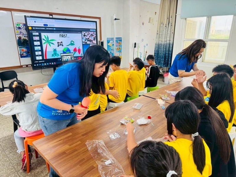 澎湖縣風櫃國小與韓國首爾清雲小學24日透過線上視訊,進行國際交流共學活動,透過藝術創作,兩地孩子們跨越語言隔閡,共同為守護美麗海洋盡一份心力。(澎湖風櫃國小提供) 中央社 114年4月24日