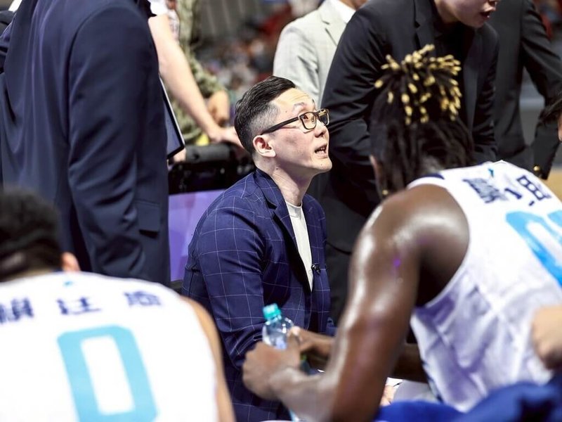 台灣職籃P. LEAGUE+聯盟台北富邦勇士隊24日在季後賽首戰以91比79逆轉勝,但洋將威希(Jeff Withey)卻被台鋼獵鷹洋將鉑金(Nick Perkins)推倒受傷,執行教練吳永仁(中)賽後嚴厲譴責鉑金行為。(台北富邦勇士提供)中央社記者黃巧雯傳真 114年4月24日