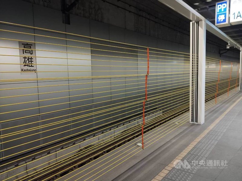 台鐵在高雄車站試辦月台門,目前已建置一組測試中,採鋼纜網式設計升降開啟,可承受200公斤電動輪椅以時速6公里的衝擊,且不易攀爬。中央社記者汪淑芬攝 114年4月24日