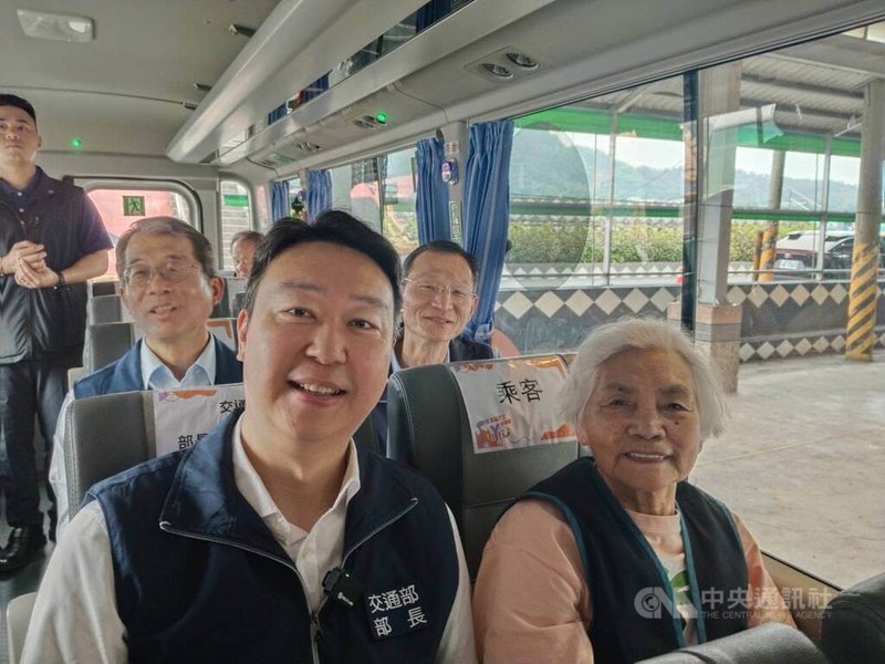 交通部長陳世凱(前左)24日到屏東縣來義鄉,實地了解幸福巴士推動情形,並與當地部落居民一同搭乘幸福巴士。中央社記者汪淑芬攝 114年4月24日