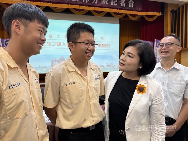 正心中學老師張寶元(右)3月10日運動時突然倒地不醒,學生楊畯琳(左2)、劉品寬(左)和其他老師出手相救,施以心肺復甦術(CPR)並使用自動體外心臟電擊去顫器(AED)及時救援,雲林縣長張麗善(右2)24日給予2人勉勵。 中央社記者姜宜菁攝 114年4月24日