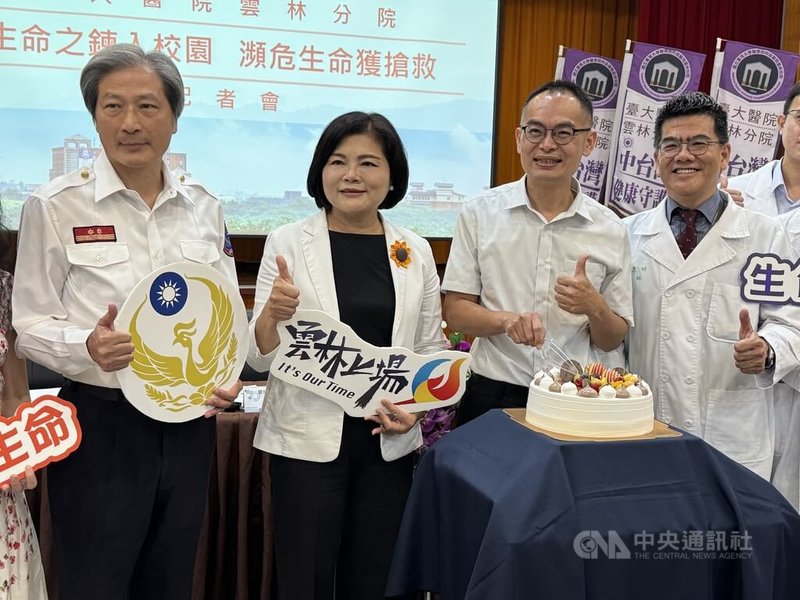 正心中學老師張寶元(右2)日前因心肌梗塞倒地,還好學生及其他老師出手相救,爭取黃金救援時間,他已康復回到工作崗位繼續教書。張寶元24日在記者會上感謝醫療團隊,同時給予2學生擁抱,令雲林縣長張麗善(左2)為之動容。中央社記者姜宜菁攝 114年4月24日