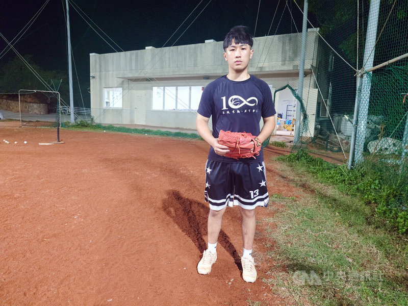 馬祖高中棒球隊長曹耀文(圖)表示,自己直到高中加入棒球隊,才真正開始接觸棒球,為了上大學能繼續打棒球,他必須努力保持學業名列前茅,才有機會在離島保送選填體育科系。中央社記者潘欣彤攝 114年4月24日