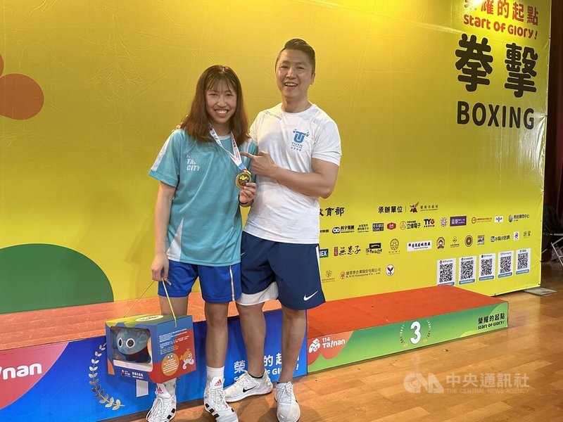 剛升上新北明德高中的周席君(左)24日在全中運拳擊女子52公斤級以4比1擊敗彰化縣二林高中陳芊芸,順利從國中賽場轉換到高中賽場,且連2屆摘金。中央社記者黎建忠攝 114年4月24日