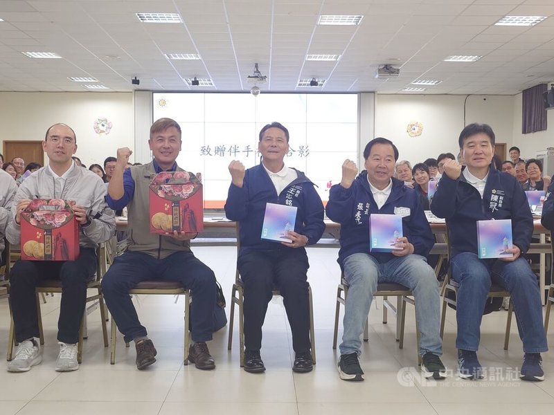 連江縣政府24日在東引鄉舉辦鄉政座談,縣長王忠銘(前中)率領局處首長出席,與東引鄉長林德建(前左2)、鄉代會主席陳子驎(前左1)等交換意見。中央社記者潘欣彤攝 114年4月24日