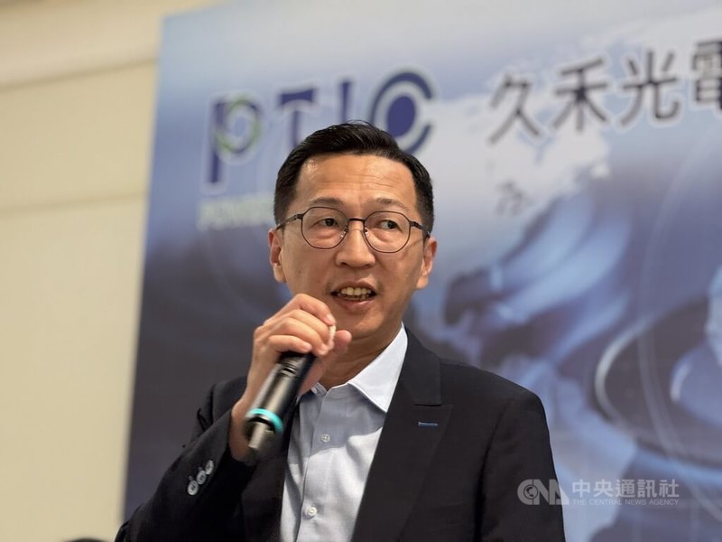 光學鏡頭廠久禾光電預計5月下旬掛牌上櫃,總經理鄭錫勳24日出席媒體交流會表示,目前筆記型電腦鏡頭市占率已達30%,內部目標3年內超越50%。中央社記者吳家豪攝 114年4月24日