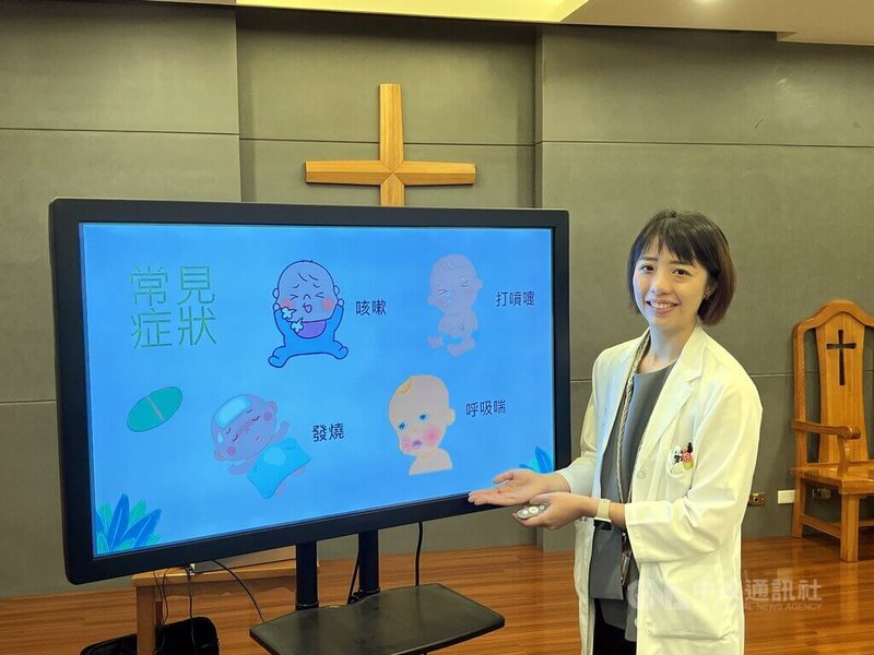 2歲以下嬰兒如發生呼吸喘、發燒,不一定是感冒,有可能感染呼吸道融合病毒(RSV)。台東馬偕紀念醫院兒科醫師魏佑慈(圖)提醒,家長應從日常生活做起,勤洗手、避免讓寶寶接觸生病者,並減少出入擁擠公共場所,可有效降低感染風險。中央社記者盧太城台東攝 114年4月24日
