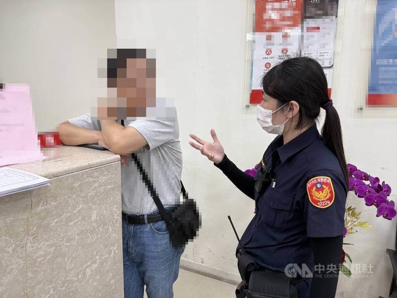 台中廖姓男子(左)加入網路投資群組,對方稱可介紹投資手機及手工具零組件買賣,他22日到銀行要匯款,行員發現有異報案,經員警勸導為常見詐騙手法,成功避免金錢損失。(翻攝照片)中央社記者蘇木春傳真 114年4月24日