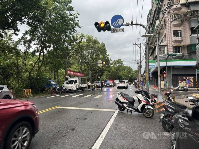 李姓女子23日騎大型重型機車沿新北市新店區安康路三段直行往安坑方向,行經路口時閃黃燈,當時江男於閃紅燈時走行人穿越道過馬路,雙方碰撞,送醫都無大礙。(翻攝畫面)中央社記者趙敏雅傳真 114年4月24日