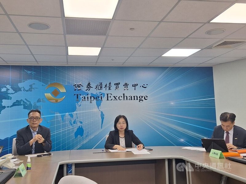 櫃買中心副總經理李淑暖(圖中)24日指出,為了扶植中小微型企業,通過限定綜合證券商可投資創櫃板登板期間發行的新股。中央社記者何秀玲攝 114年4月24日