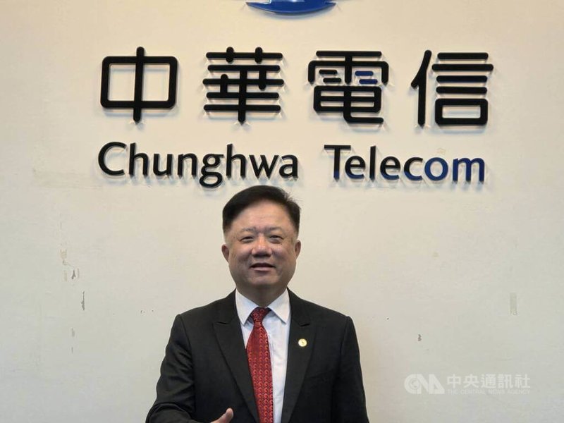 美國總統川普4月初端出對等關稅震撼彈,中華電信董事長簡志誠回應媒體表示,中華電偏內需產業,川普關稅政策對中華電信而言,影響幅度非常小。中央社記者江明晏攝 114年4月24日