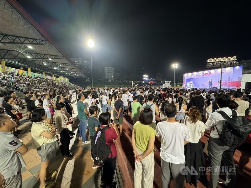 新加坡人民行動黨24日晚間在兀蘭體育場(Woodlands Stadium)舉行群眾大會,吸引大批支持者湧入會場。中央社記者吳昇鴻新加坡攝 114年4月24日