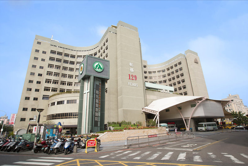 康橋國際學校15歲學生在彰化遇車禍重傷,昏迷指數由3升為8,脫險後從彰化基督教醫院(圖)轉台大醫院;彰基24日指出,該生到院時狀況十分危急,手術歷時近5小時,合計輸血逾百袋與其他製劑,總輸液量超過6000毫升,才終於救回一命。(彰基醫院提供)中央社記者吳哲豪傳真 114年4月24日