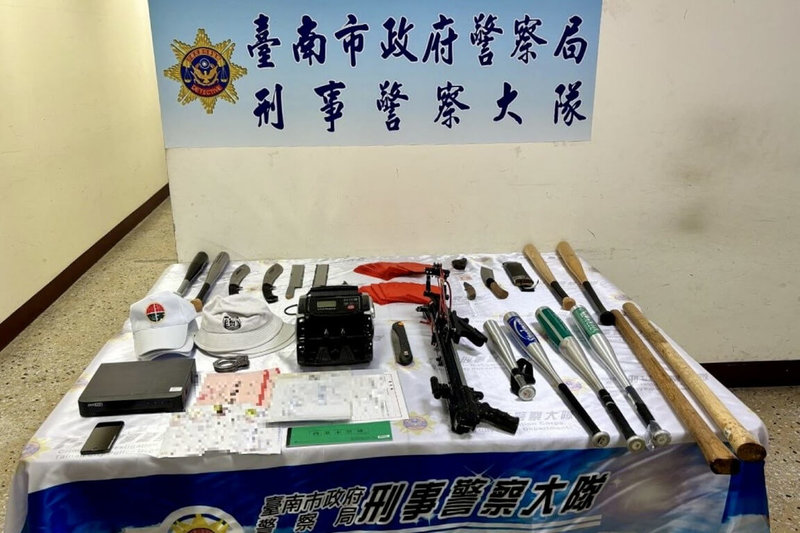 台南警方偵辦竹聯幫弘仁會潘姓男子為首的暴力集團,先後拘提12人到案,並查扣各式犯罪工具及證物。(警方提供)中央社記者楊思瑞台南傳真 114年4月24日
