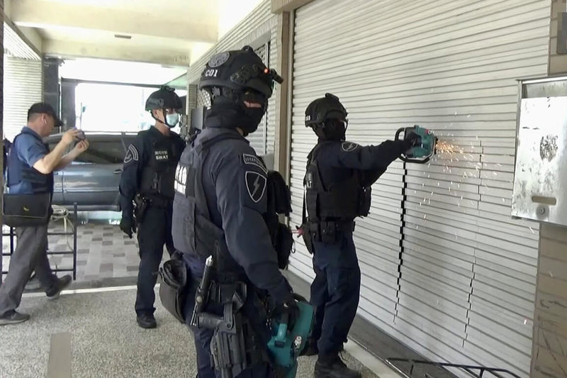 台南警方偵辦以竹聯幫弘仁會潘姓男子為首的暴力集團，經掌握集團據點後執行破門攻堅。（警方提供）中央社記者楊思瑞台南傳真  114年4月24日