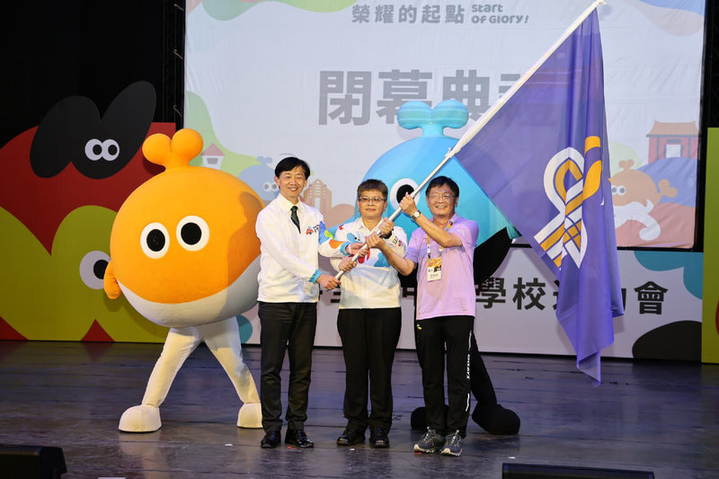 114年全中運24日舉行閉幕典禮,台南市副市長葉澤山(左)與體育署副署長房瑞文(中)將會旗交給下屆主辦縣市代表、嘉義縣副縣長劉培東(右)。(台南市政府提供)中央社記者楊思瑞台南傳真 114年4月24日