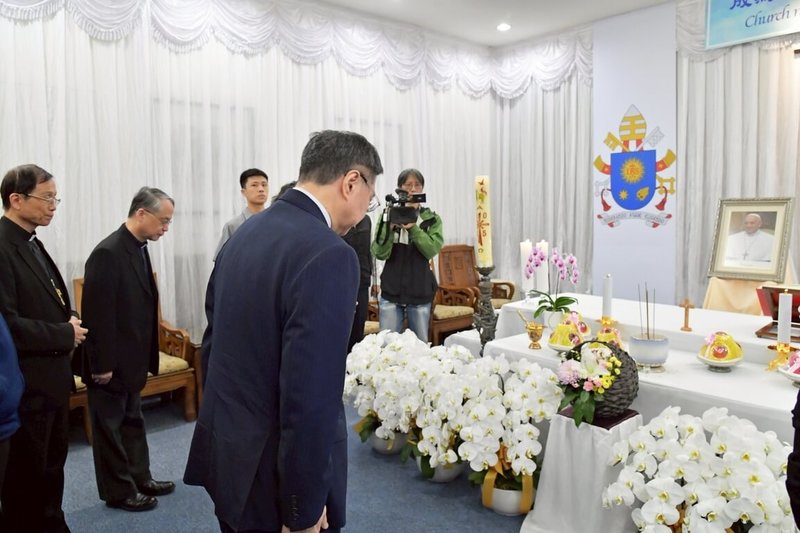 天主教教宗方濟各(Pope Francis)逝世,享壽88歲。行政院長卓榮泰24日赴天主教台北總主教公署的方濟各靈前追思、緬懷。(行政院提供)中央社記者賴于榛傳真 114年4月24日