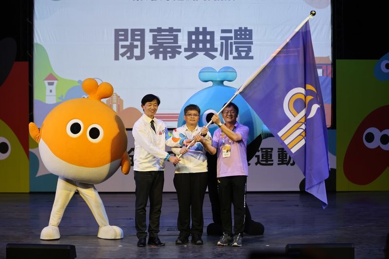 體育署副署長房瑞文(中)24日到台南親自主持民國114年全國中等學校運動會閉幕典禮,115年全中運將移師嘉義縣舉辦,會中也完成會旗交接儀式。(114年全中運執委會提供)中央社記者黎建忠傳真 114年4月24日