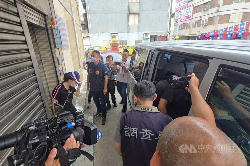 國民黨宜蘭縣黨部24日遭檢調搜索,帶走李姓女黨工(前左)及汪姓男黨部人員。中央社記者沈如峰宜蘭縣攝 114年4月24日