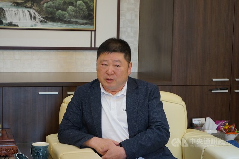 花蓮縣議長張峻(圖)遭控在擔任議員期間於採購案涉收賄,一審被判處有期徒刑7年8月,經上訴,二審24日撤銷判決,改判無罪。張峻表示,感謝法官還他清白。中央社記者張祈攝 114年4月24日
