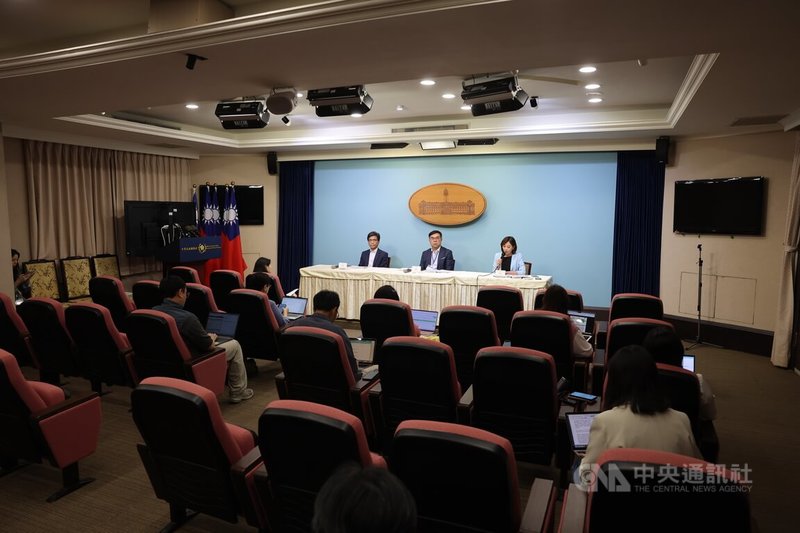 總統府24日召開國家氣候變遷對策委員會第4次委員會議,總統府發言人郭雅慧(後右)會後轉述總統賴清德會議裁示與結論。後左起為金管會主委彭金隆、環境部長彭啓明。中央社記者趙世勳攝 114年4月24日