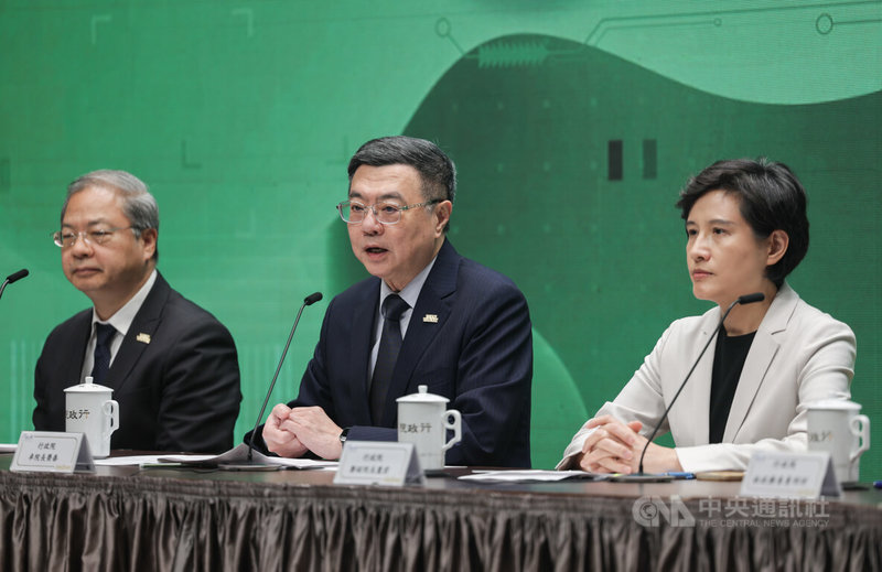 行政院會24日預計通過「因應國際情勢強化經濟社會及國土安全韌性特別條例」草案,草案規模為新台幣4100億元。行政院長卓榮泰(中)、副院長鄭麗君(右)、祕書長龔明鑫(左)等上午在院會後出席記者會說明立法考量。中央社記者裴禛攝 114年4月24日