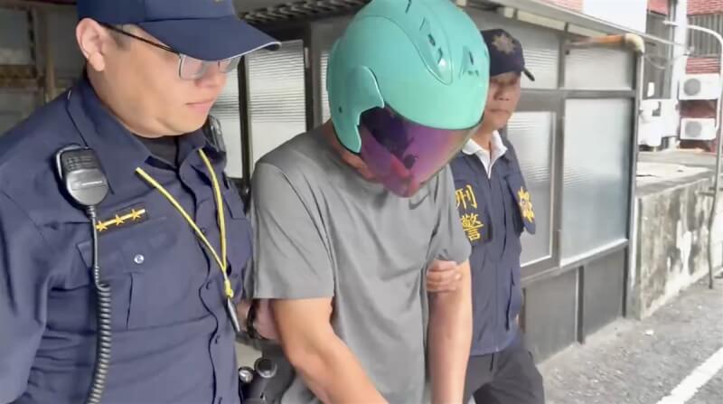 彰化縣蕭姓男子(中)22日開車逆向衝撞康橋國際學校單車隊,導致7名學生受傷,23日被彰化縣警察局北斗分局依過失傷害等罪嫌移送彰化地方檢察署。(民眾提供)中央社記者鄭維真傳真 114年4月24日