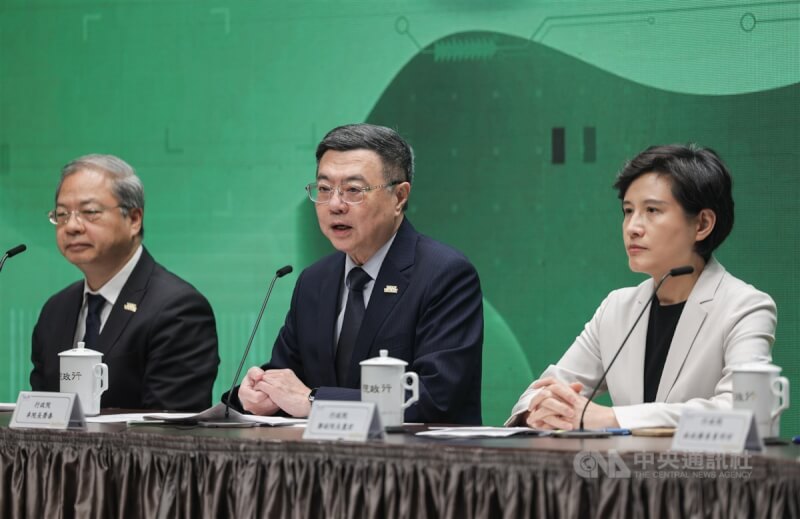 行政院會24日預計通過「因應國際情勢強化經濟社會及國土安全韌性特別條例」草案,草案規模為新台幣4100億元。行政院長卓榮泰(中)、副院長鄭麗君(右)、祕書長龔明鑫(左)等上午在院會後出席記者會說明立法考量。中央社記者裴禛攝 114年4月24日