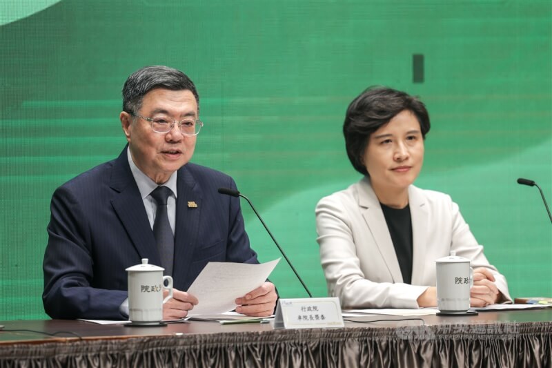 行政院會24日通過規模為新台幣4100億元的特別條例。行政院長卓榮泰(左)表示,4100億元將全數以歲計賸餘支應,其中930億元挹注產業支持方案,1000億元則撥補台電。右為行政院副院長鄭麗君。中央社記者裴禛攝 114年4月24日