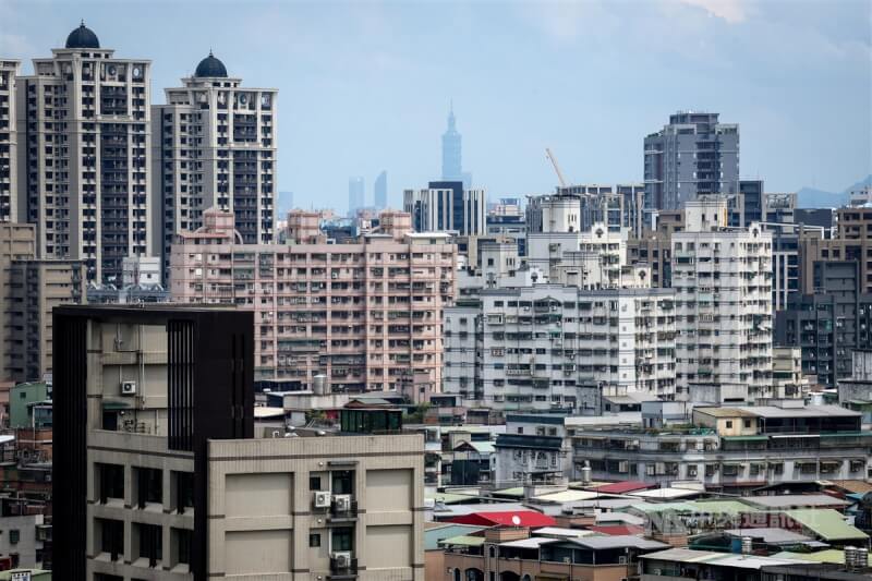 圖為新北市土城區高處鳥瞰市區大樓及公寓。(中央社檔案照片)