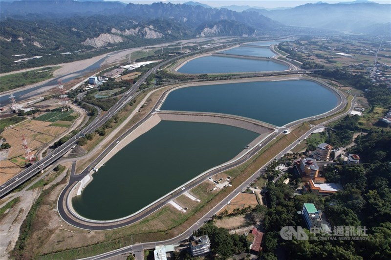 經濟部水利署中區水資源分署在南投縣草屯鎮完成興建鳥嘴潭人工湖,水域面積110公頃,有效蓄水量1450萬公噸,是全國最大人工湖。(中央社檔案照片)