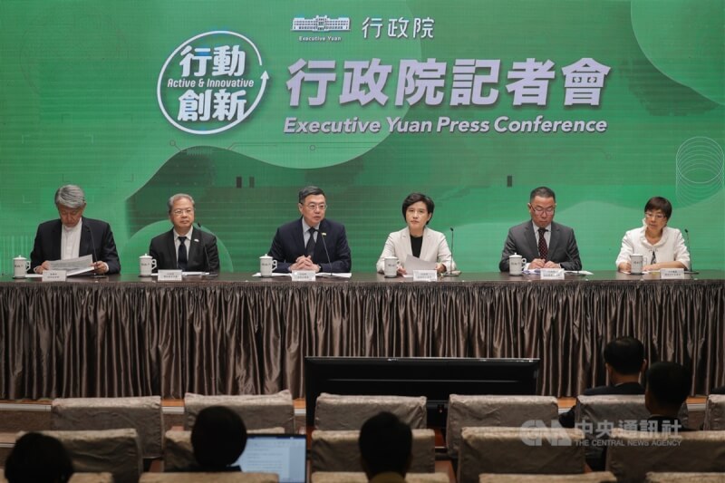行政院長卓榮泰（左3）、副院長鄭麗君（右3）、祕書長龔明鑫（左2）及政務委員林明昕（右2）、經濟部長郭智輝（左）、主計總處副主計長陳慧娟（右）24日出席行政院記者會。中央社記者裴禛攝 114年4月24日