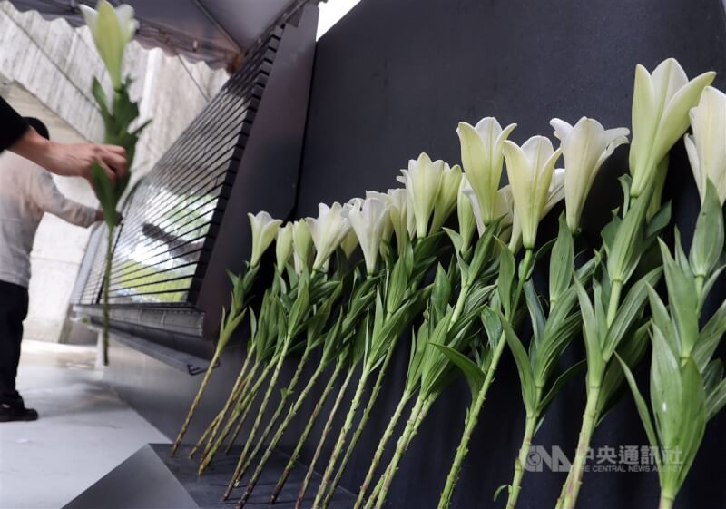 文化部所屬國家人權博物館24日舉行人權紀念碑錄名更新竣工揭牌典禮,名錄從原本8079人新增至1萬2060人,與會者在碑前獻上鮮花致意。中央社記者郭日曉攝 114年4月24日