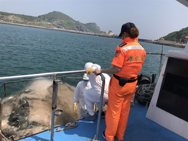 圖為2019年5月馬祖海巡隊在東引海域發現無船名中國籍漁船違法作業,破壞漁業資源,隨即強勢登船檢查,押回船隻並將其所布放之刺網漁具收起。(馬祖海巡隊提供)