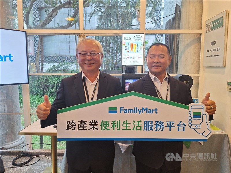 全家董事長葉榮廷在今年致股東報告書中表示,今年將持續以數據驅動創新,推動虛實整合與跨界合作,並開發鮮食商品,以滿足市場需求。圖為葉榮廷(左)和總經理薛東都2024年出席活動。(中央社檔案照片)