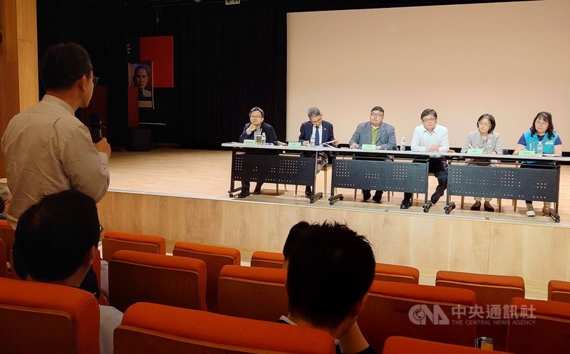 民進黨籍立委蔡易餘(後左3)24日邀經濟部次長賴建信(後左2)、財政部關務署高雄關關務長劉芳祝(後右2)等,與嘉義縣中、小型企業、工廠辦產業座談會,說明政府面臨對等關稅因應措施,聽取建言。中央社記者蔡智明攝 114年4月24日