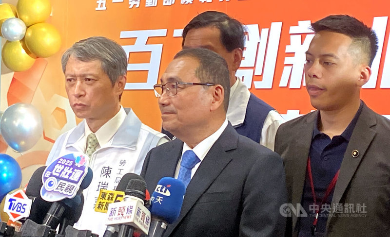 新北市長侯友宜(前中)24日接受聯訪表示,他會去參加國民黨426凱道集會,以凝聚團結力量,一起拚經濟。中央社記者黃旭昇新北攝 114年4月24日