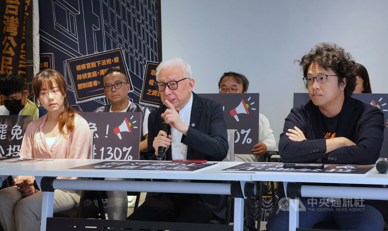 反共護台志工聯盟24日在台北舉行「告急!連署拚130%,別讓罷免被公投偷走」記者會,罷免國民黨立委徐巧芯領銜人曹興誠(前中)呼籲民進黨要做罷團的側翼,義不容辭擔起政治責任讓35名泛藍立委的二階連署都能通過。前右為民進黨立委沈伯洋(前右)。中央社記者王飛華攝 114年4月24日