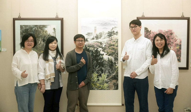 華梵大學學生王力紅(左1)、司徒會中(右2)、詹春秋(左2)、路麗珠(右1)共同推出創新共學成果,於華梵文物館舉行「大崙山四季繁華」書畫作品展,與華梵美術系助理教授鄧君浩(中)合影。(華梵提供)中央社記者許秩維傳真 114年4月24日