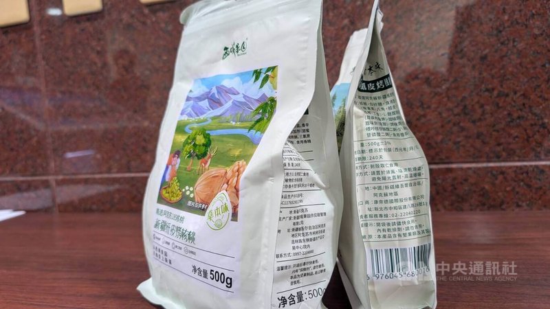 民進黨立委林淑芬24日指出,網路電商販售疑未經合法報關進口「中國紙核桃」,且其中有部分產品(左)無繁體中文標示,有違反食安法之虞。中央社記者曾以寧攝 114年4月24日
