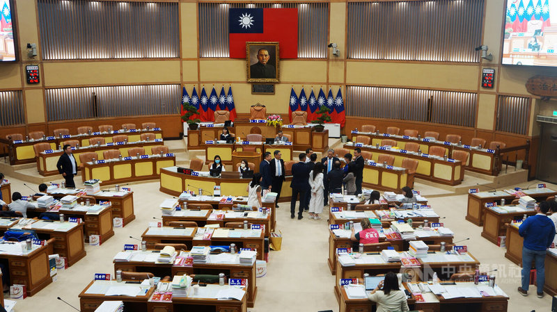 新北市議會24日開議,多名民進黨市議員要求市長侯友宜專案報告,包含2025雙北世界壯年運動會、財政收支劃分法等4案,經過協商,決議侯友宜要在5月9日到議會報告世壯運籌辦與行銷成果。中央社記者趙敏雅攝 114年4月24日