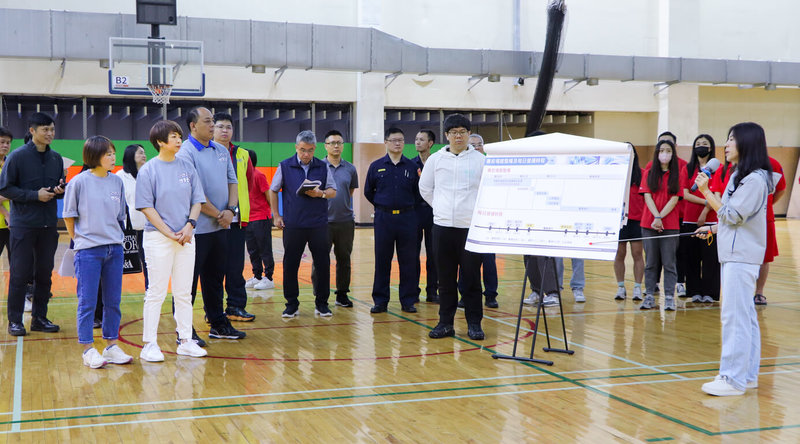 2025雙北世界壯年運動會開賽在即,新北市政府啟動23場次競賽場地總檢查,市府副秘書長龔雅雯(前左2)、體育局長洪玉玲(前左1)24日前往蘆洲國民運動中心總檢查手球競賽場地。(新北市府體育局提供)中央社記者黃旭昇新北市傳真 114年4月24日