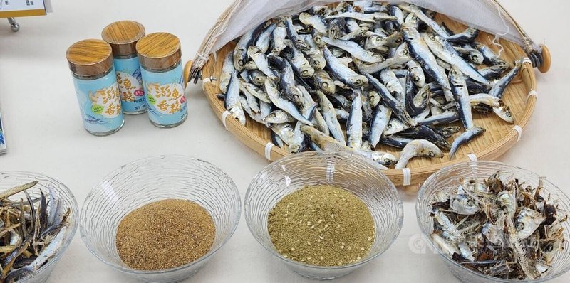 澎湖食魚教育團隊「年年有鰆」從推廣「敲魚乾」體驗中,延伸出被忽視的魚骨頭廢棄食材再利用,24日發表「澎魚香鬆」與「魚乾冰淇淋」等產品。中央社 114年4月24日