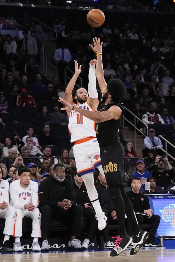 紐約尼克後衛布朗森(前,白衣)拿下NBA年度關鍵球員獎。(美聯社)