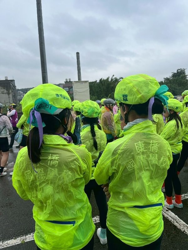 康橋國際學校秀岡校區學生騎單車環台,師生22日行經彰化時遭蕭姓男子駕駛的自小客車逆向衝撞,7名學生受傷送醫。全體師生休息1天後,部分學生24日恢復騎乘,特別繫上一條紫色緞帶,為受傷同學祈福。(康橋國際學校提供)中央社記者趙敏雅傳真 114年4月24日