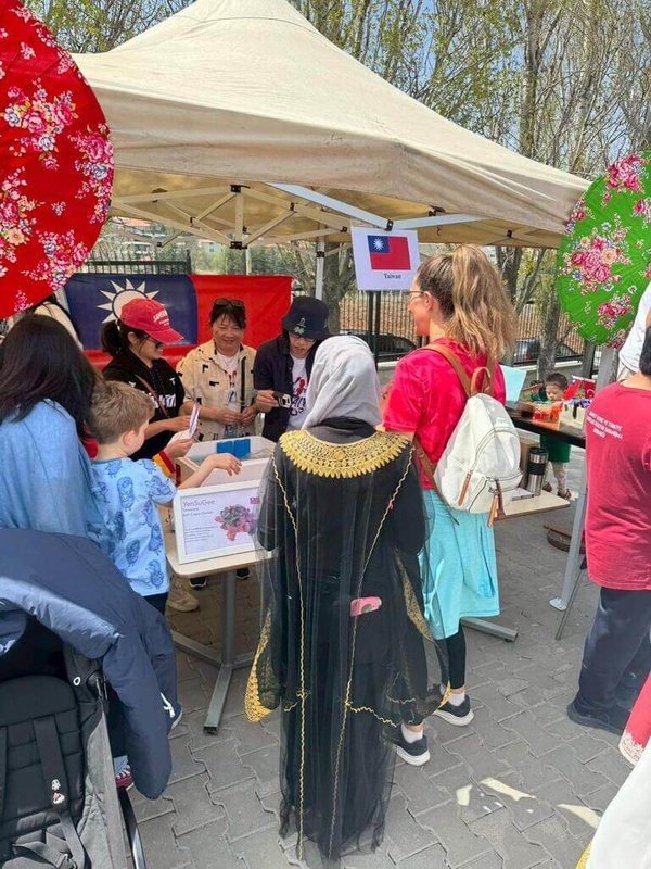 國際日的活動中台灣攤位佈置客家花布傘,提供鹽酥雞及珍珠奶酪,吸引各國學生駐足。(駐土耳其代表處提供)中央社記者賴素芬特拉維夫傳真 114年4月24日