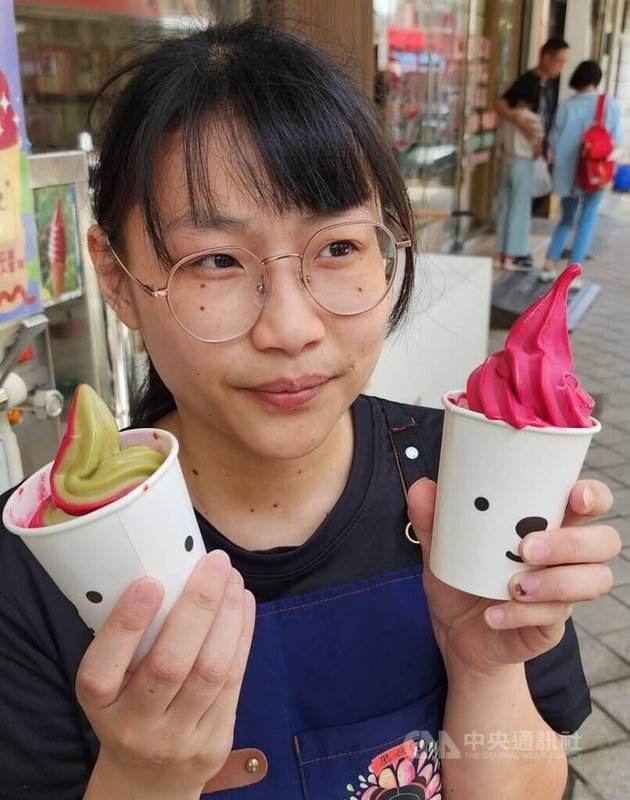 澎湖黑糖糕業者24日發表以在地盛產的紫菜與仙人掌等研發的「灀樣」冰淇淋,將在花火節同步對外亮相,搶攻花火節商機。中央社 114年4月24日